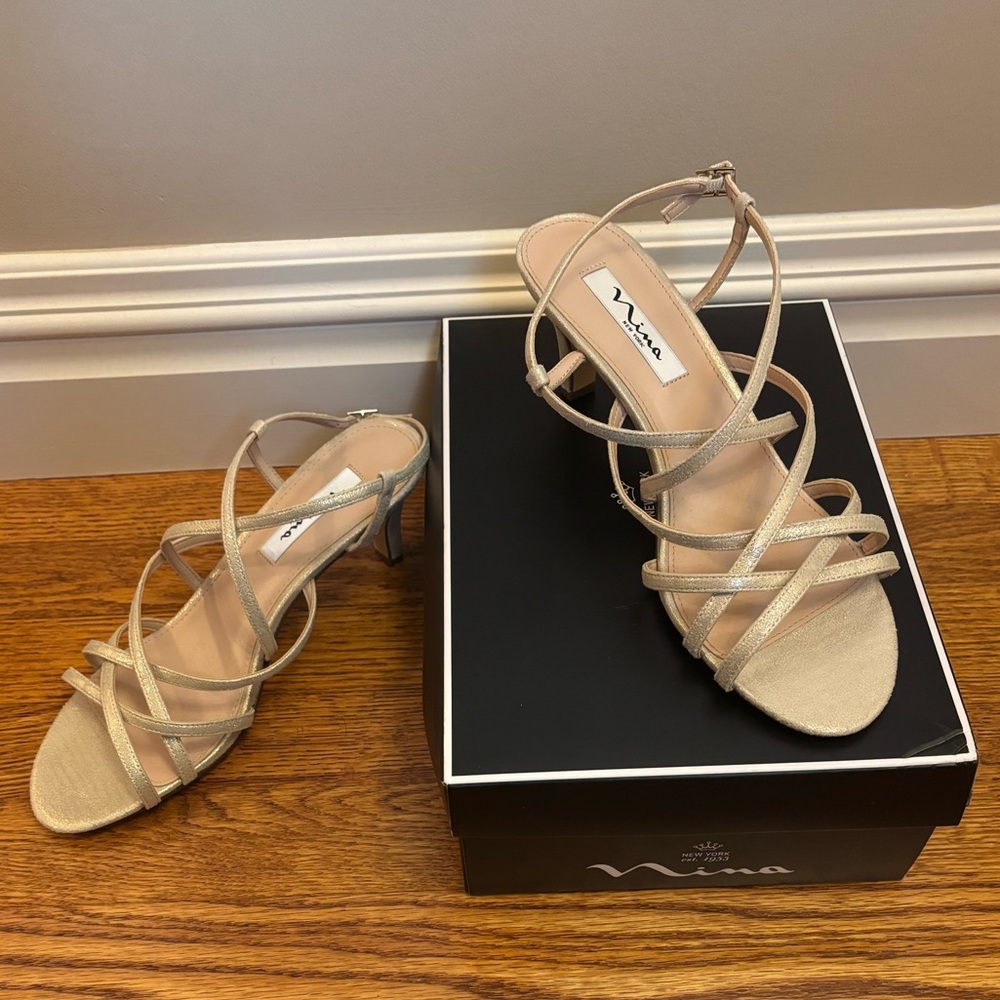 NWOT Nina Neptune Kitten Heels Platino Gold